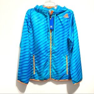 🆕 Adidas Men’s Lightweight Hooded Full Zip Windbreaker Blue Striped Jacket